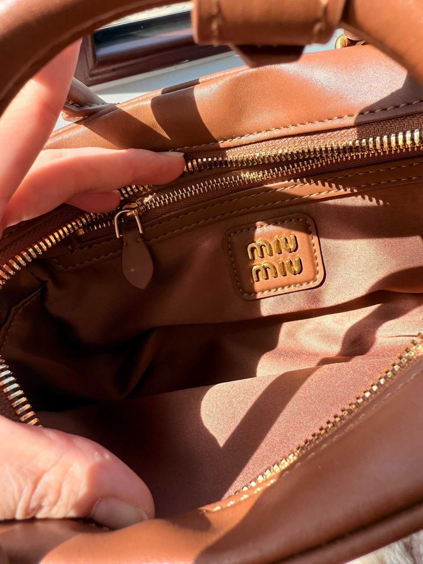 MiuMiu Brązowa Mini Torebka Crossbody Z Frędzlami Trend 2025