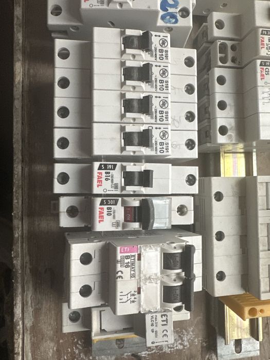 Bezpieczniki na listwie