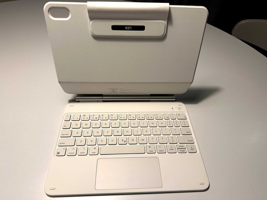 ESR Magnetyczna Klawiatura do iPada 11 gen (2025) 10 gen. (2022)