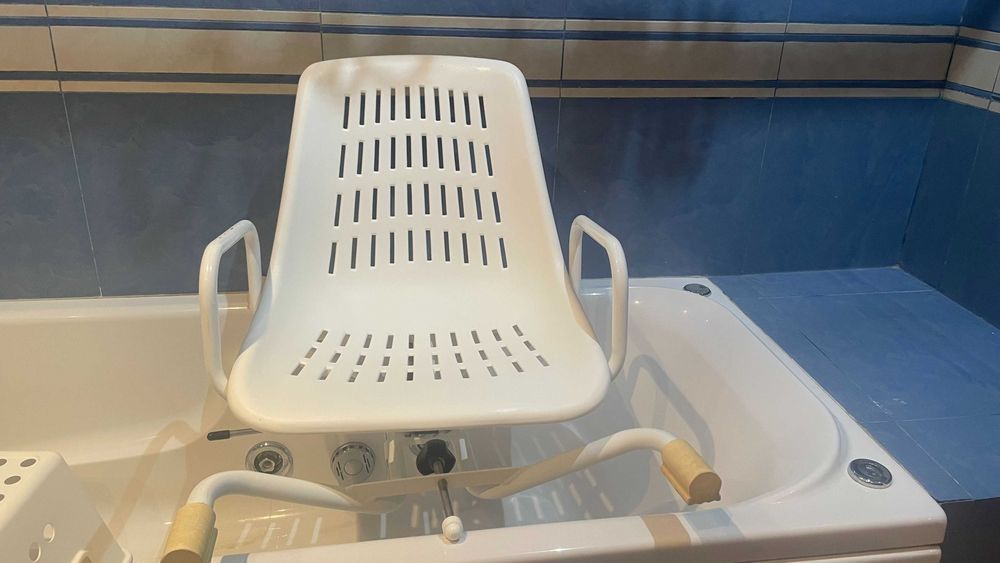 cadeira de banheira giratória em bom estado