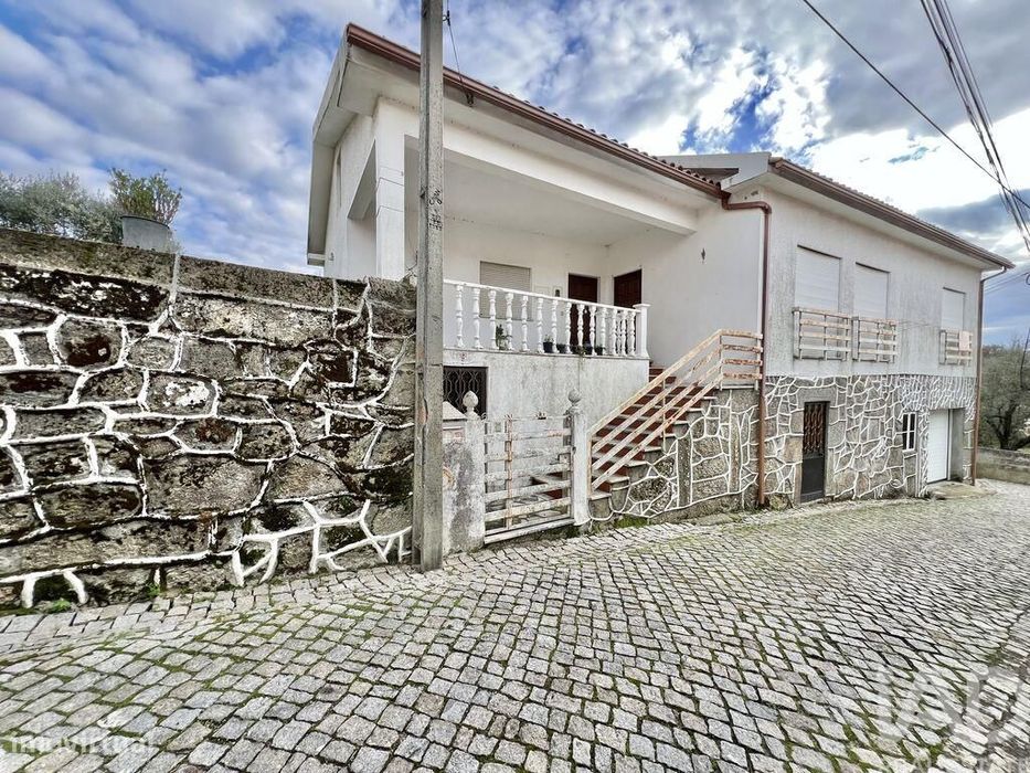 Casa tradicional T2 em Abrunhosa-a-Velha de 263,00 m2