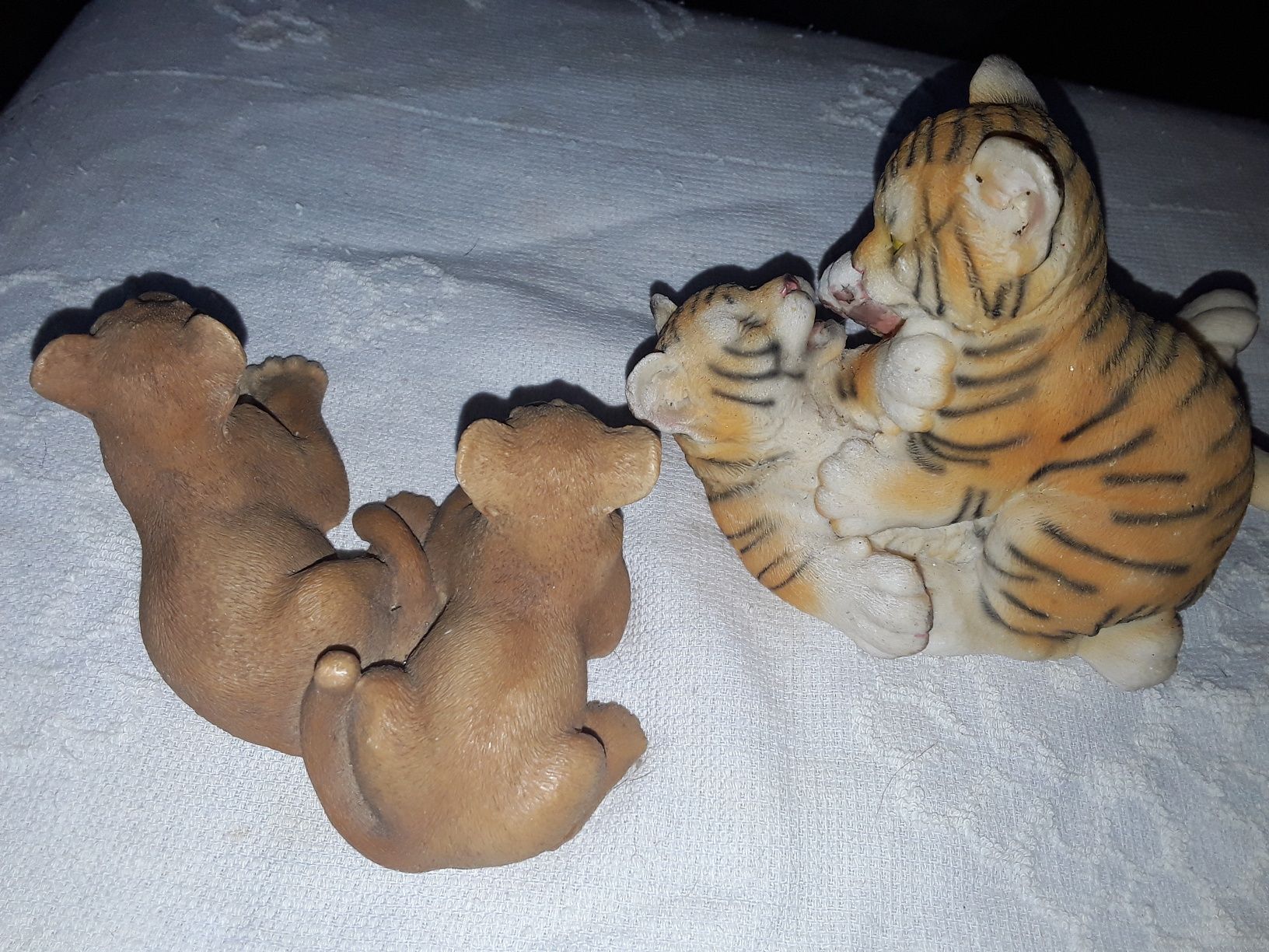 Два тигра на свободе ,фарфор,тигренок,ягуар из фарфора,львы литье.