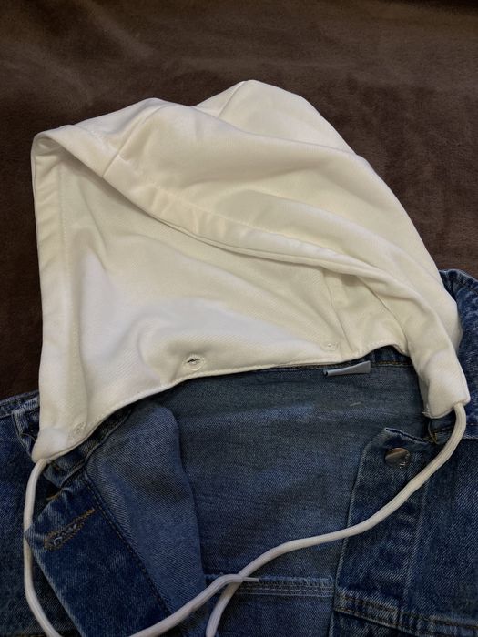 Джинсова куртка з капішоном