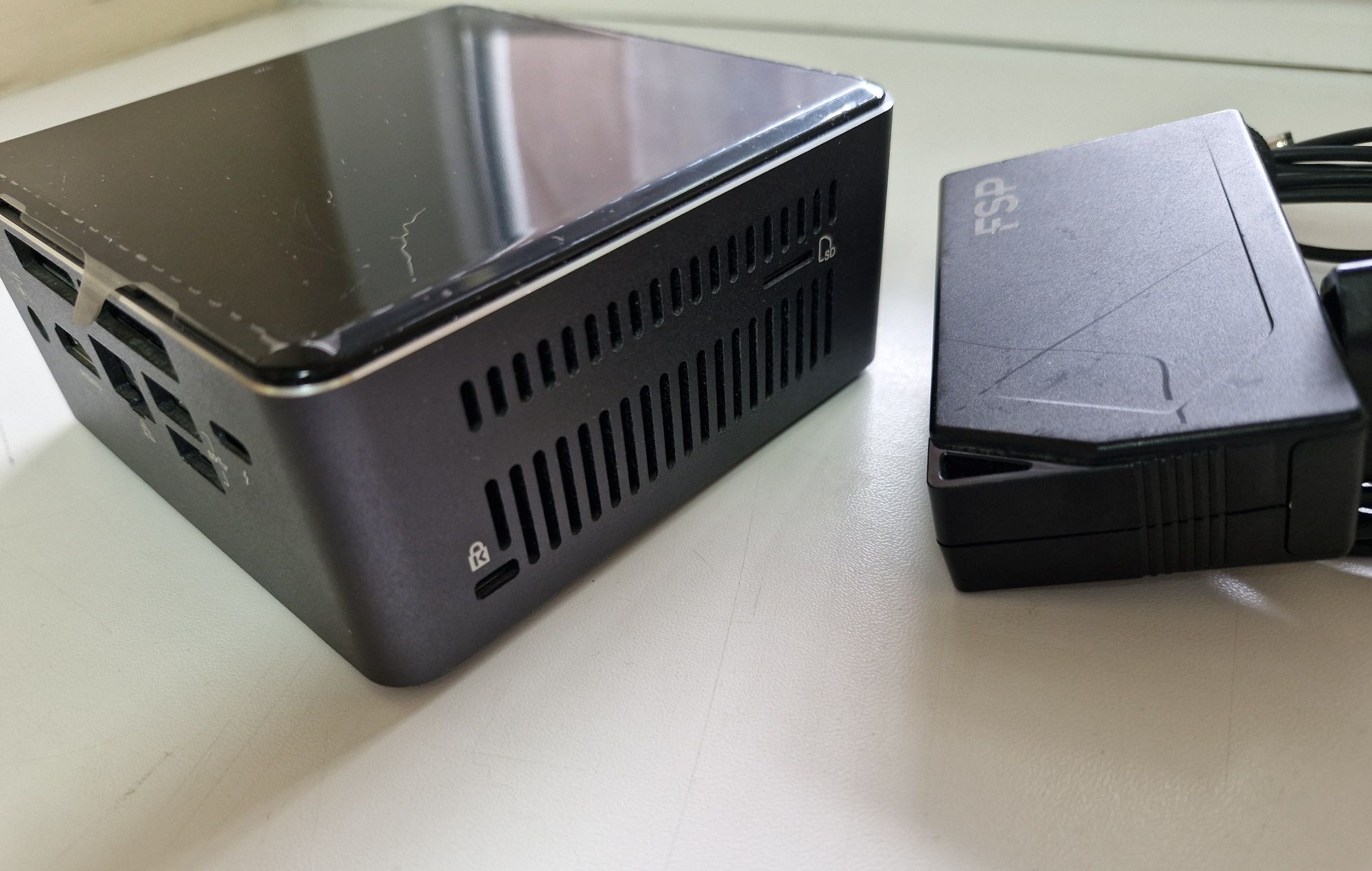 Міні-компютер Intel Nuc NUC7I7BNH