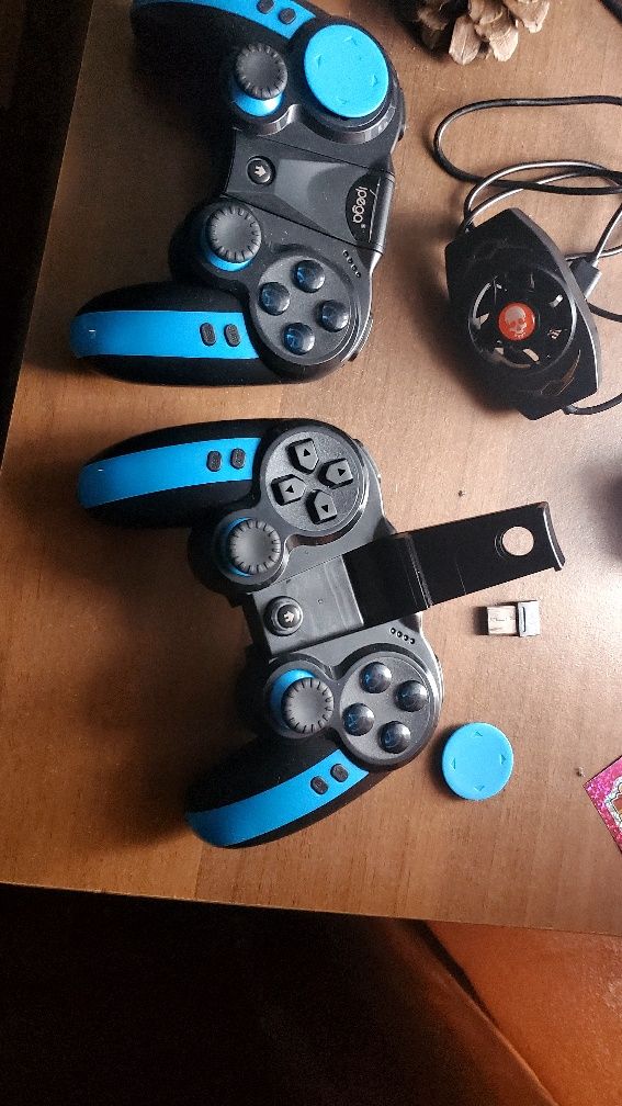 Игровой блютуз джостик.