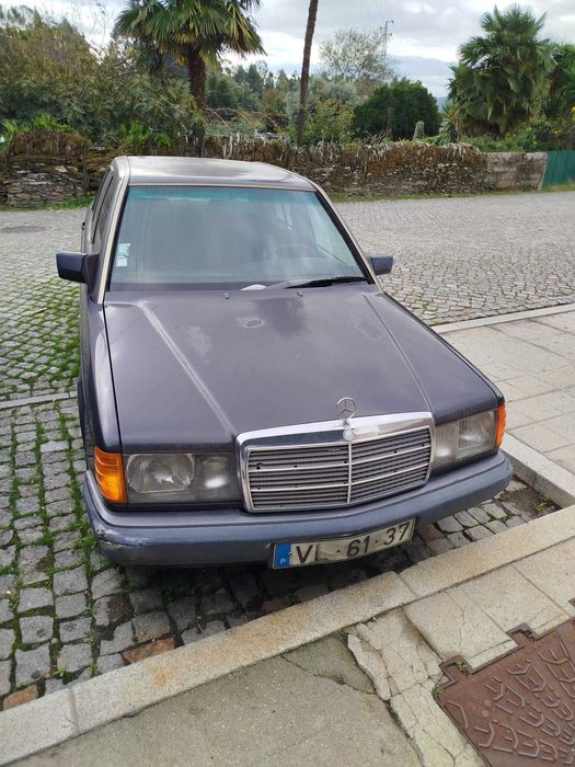 Clássico Mercedes 190E de 1990.