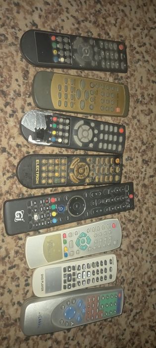 Продам пульти до телевізорів і тюнерів.
