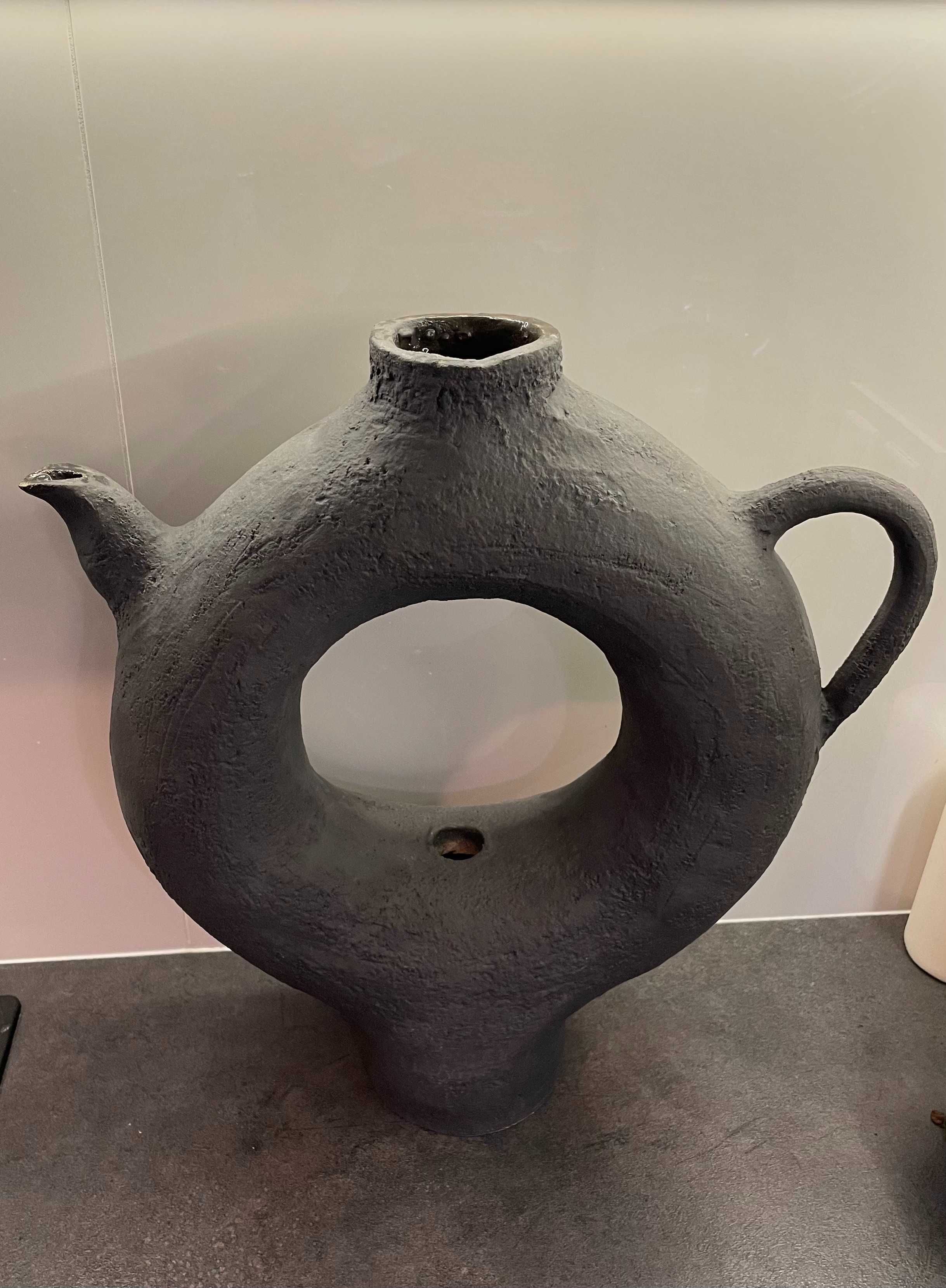 Nowoczesny ręcznie wykonany wazon ceramiczny
