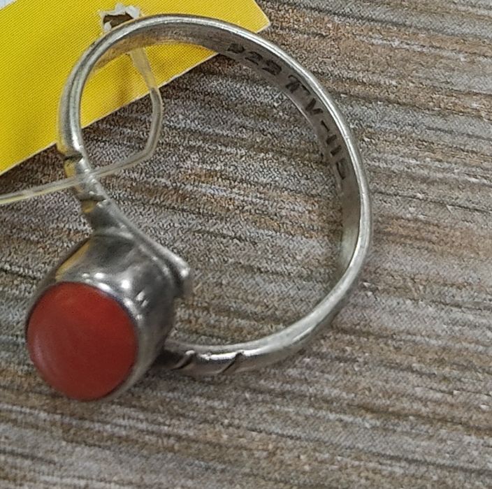 Продам винтажное серебряное кольцо с коралом