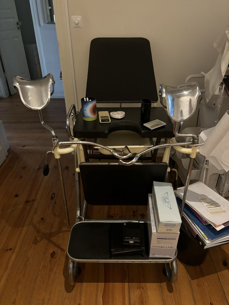 2 Marquesas ginecologicas com suporte para papel