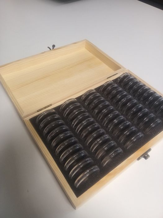 Pudełko na 50 monet z kapslami 32mm