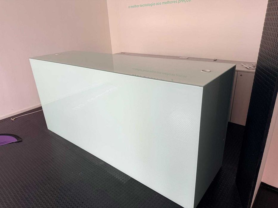 Balcão para loja c/ frente e topo em vidro