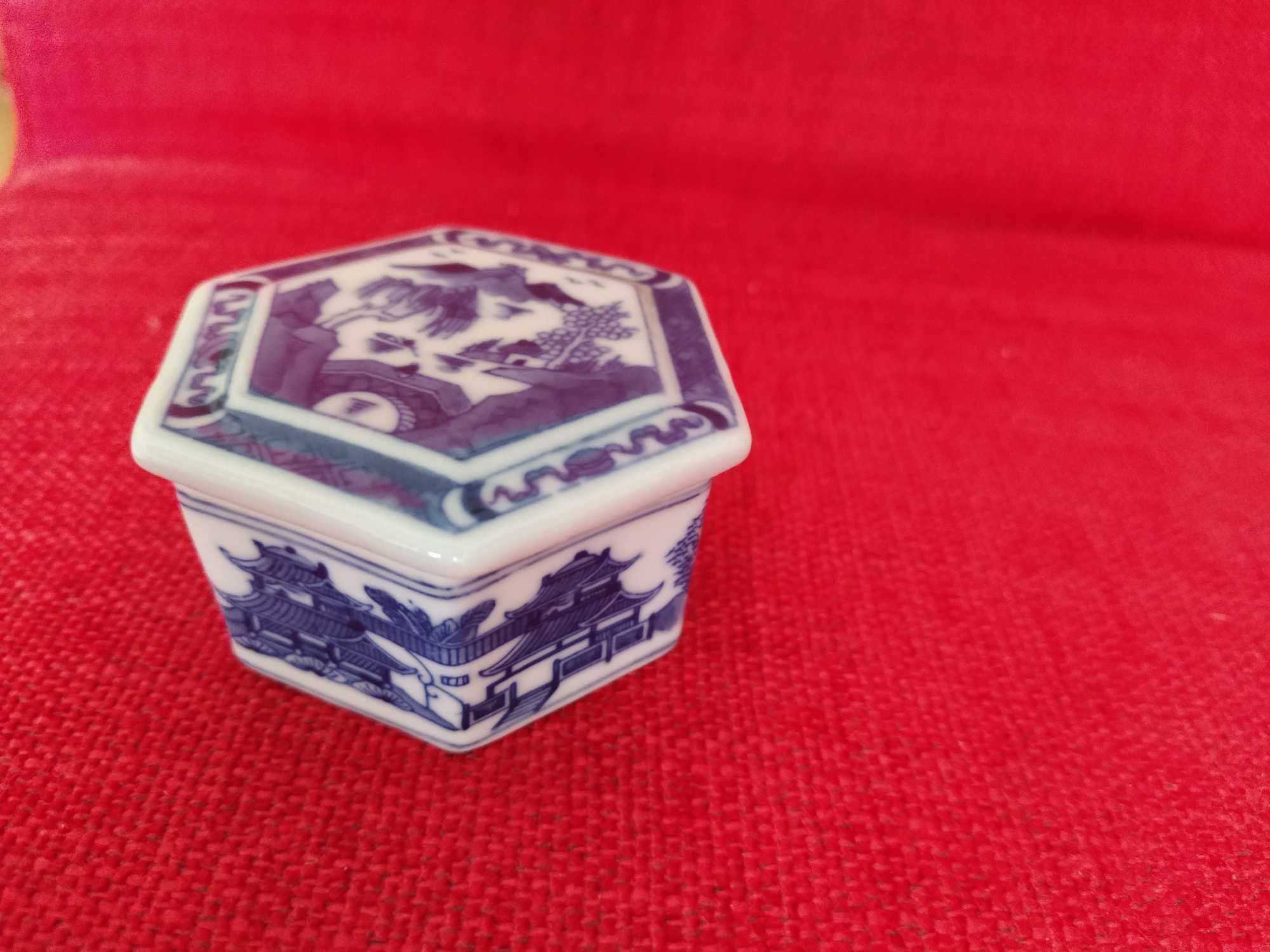 Caixa hexagonal em porcelana azul e branca