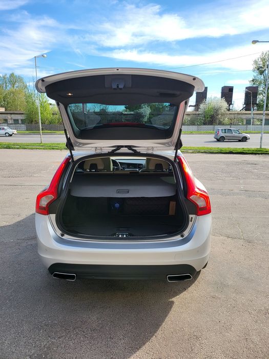 Volvo V60 2016 2.0. Бензин