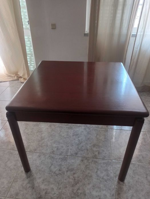 Mesa de sala com quatro cadeiras