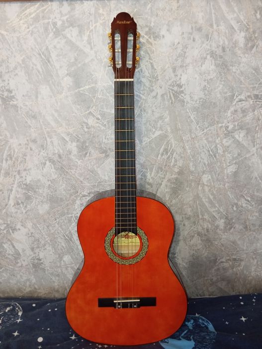 Продам гітару Класичну Max tone