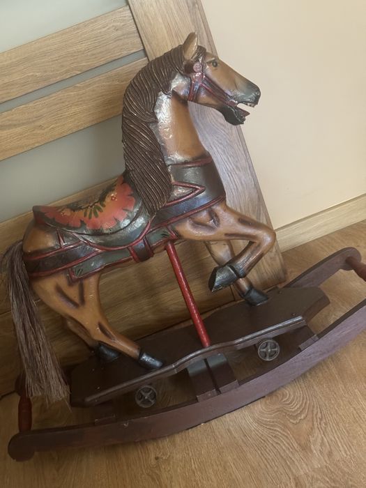 Kon drewniany na noegunach