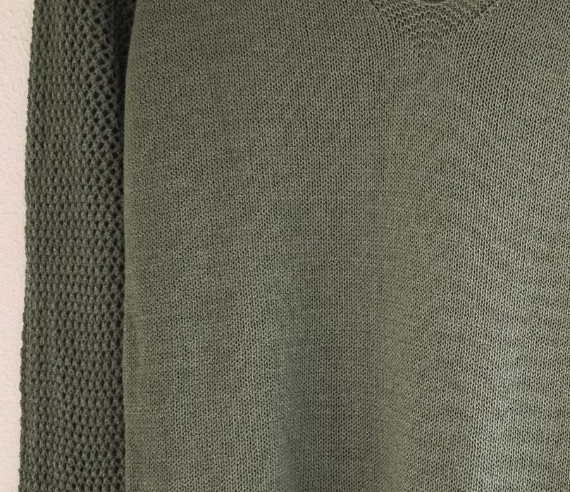 Camisola, verde azeitona, em malha fria, italiana.