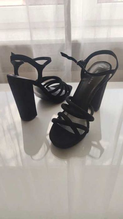 Czarne zamszowe sandały na wysokim obcasie