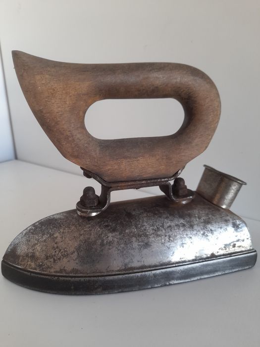 Stare żelazko kolekcjonerskie Omega.