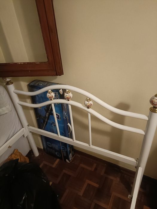 Cama de ferro com estrado
