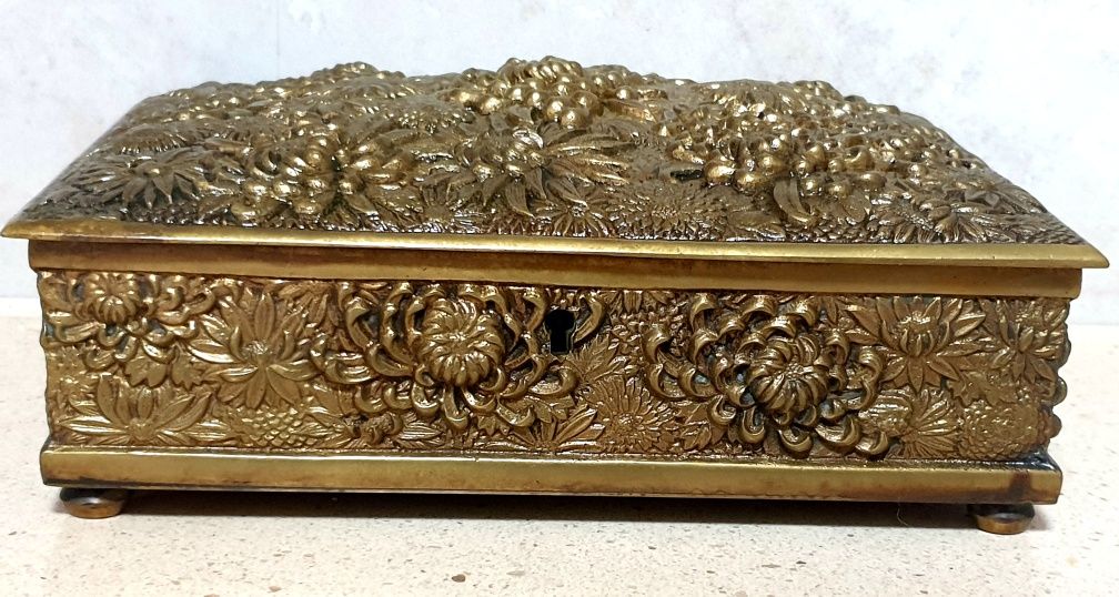 Fantástico antigo guarda joias Arte Nova com motivos florais em bronze