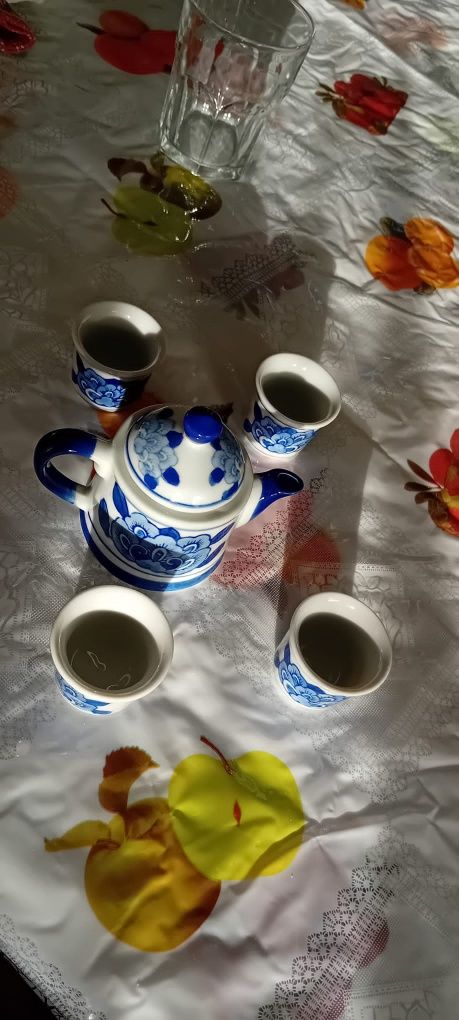 Conjunto de bule azul com 4 copos pequenos