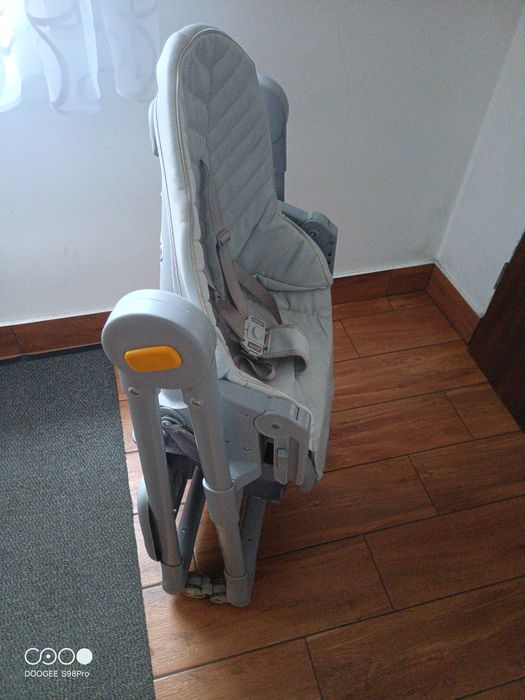 Krzeselko do karmienia z funkcją leżenia