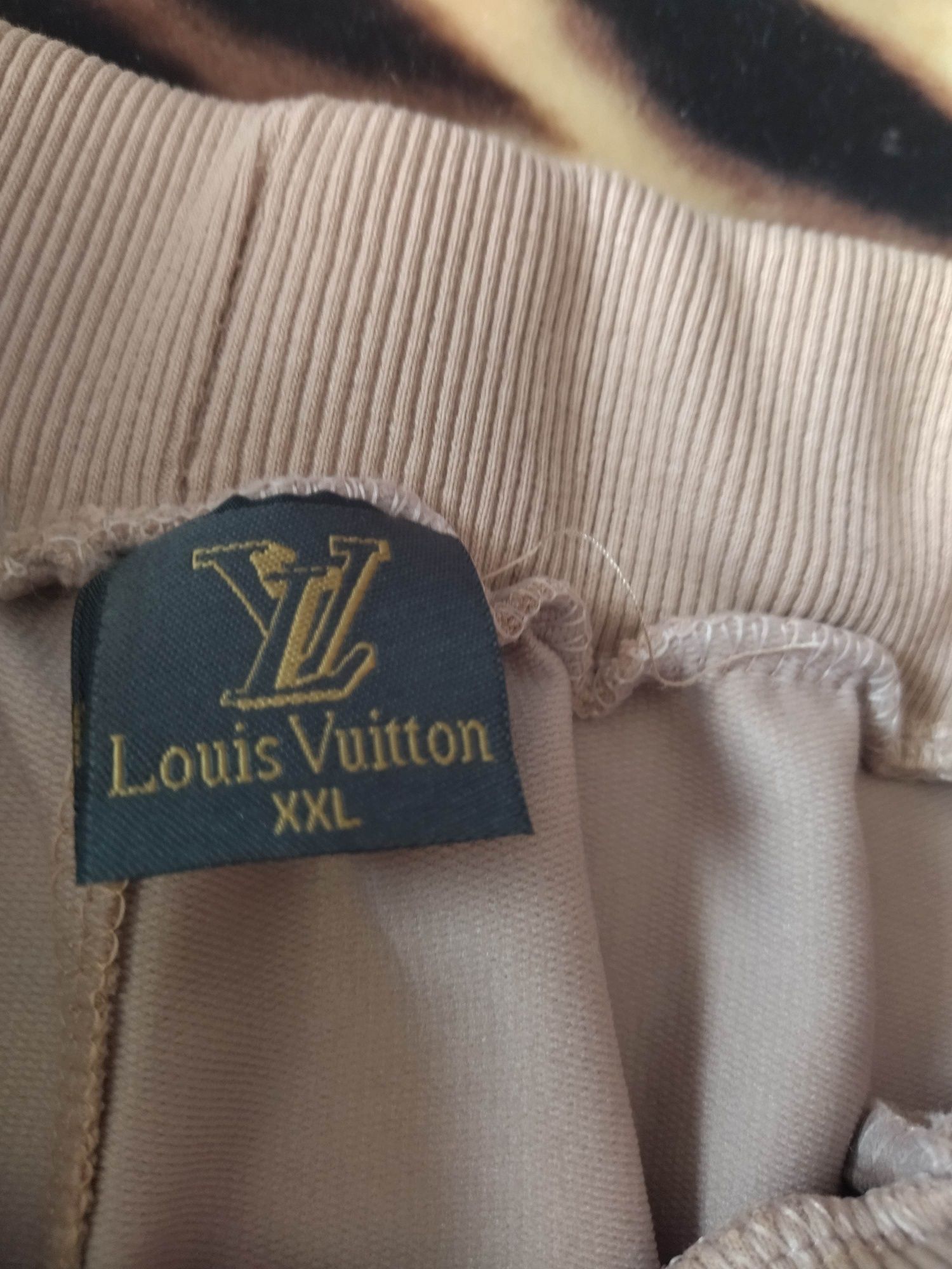 Спортивні штани Louis Vuitton 50р
Louis Vuitton
