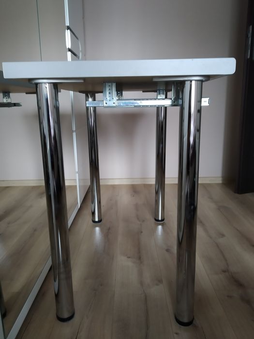 Biurko koloru szarego