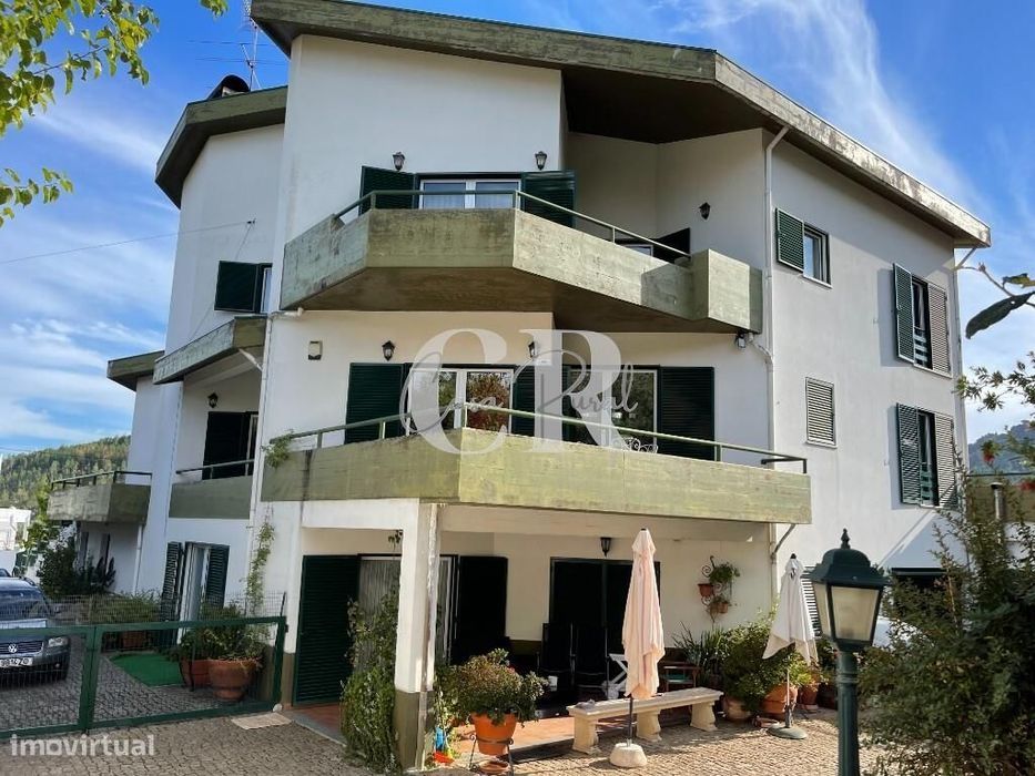 Moradia T6 com Vista Serra, Jardim e Garagem Dupla no Coração de Argan