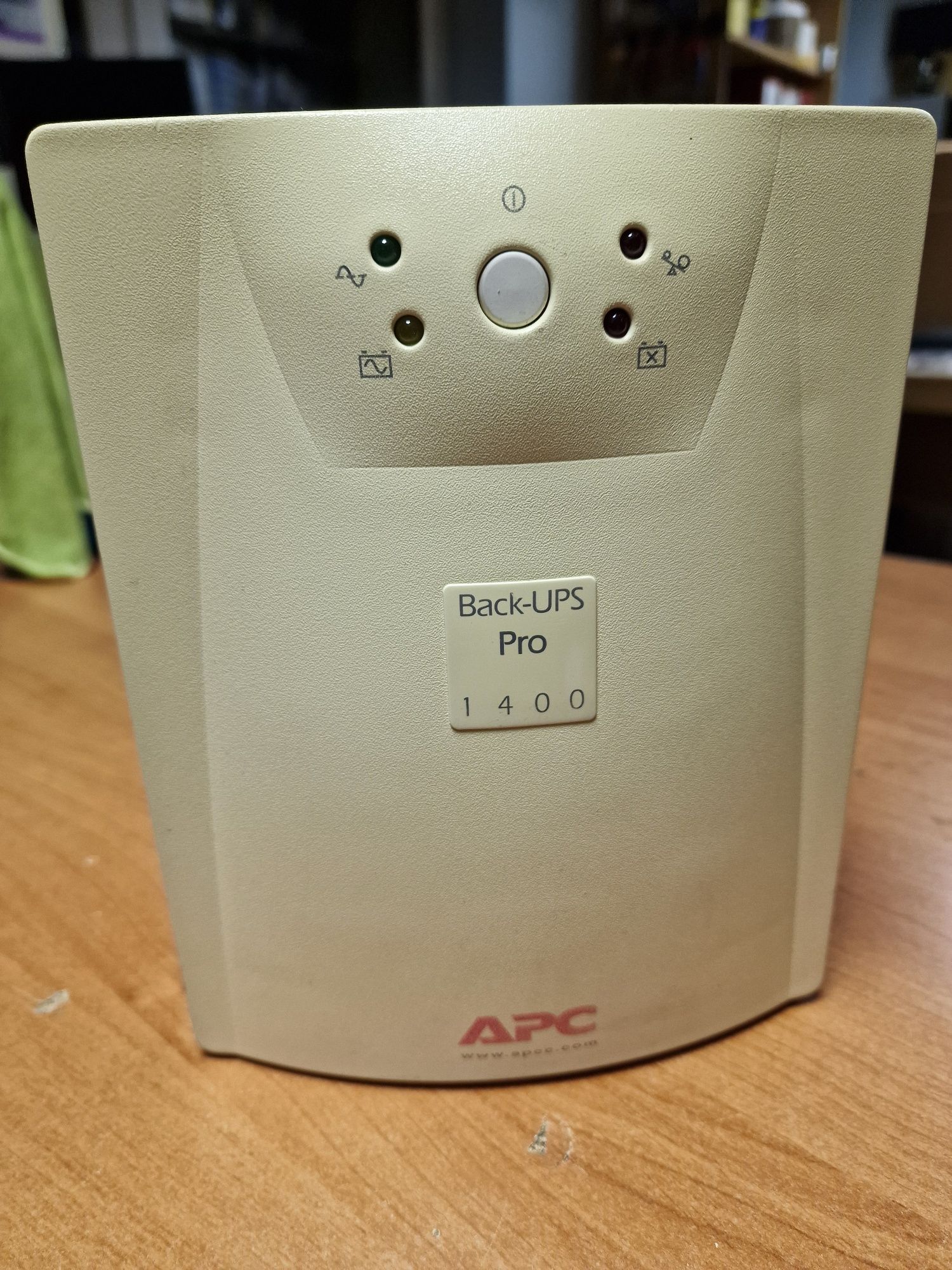 UPS zasilacz awaryjny 950W APC BackUps PRO 1400
