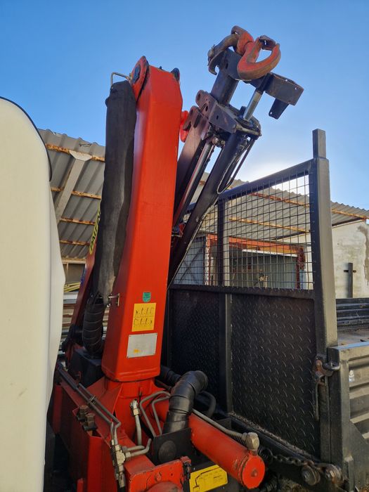 Mitsubishi fuso com grua