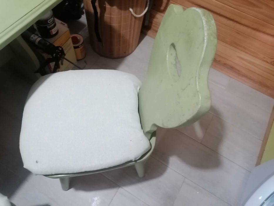 Mesa de canto em madeira macissa, com bancos e 2cadeiras