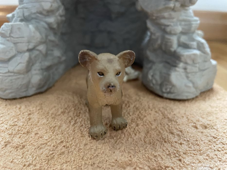 Miniaturas de aninais - Caverna com leão + leoa + cria Schleich
