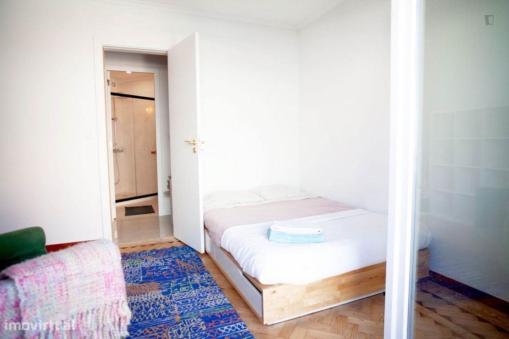 623036 - Quarto com cama de casal, com varanda...