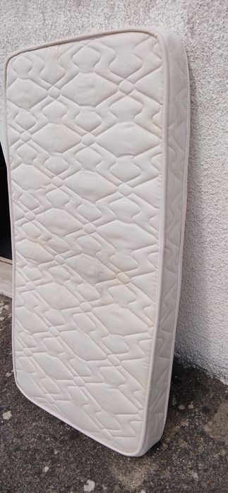 Cama de bebé com colchão em ferro