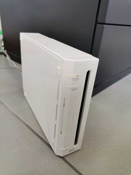 Vendo Nintendo Wii + balança + jogo Wii Fit