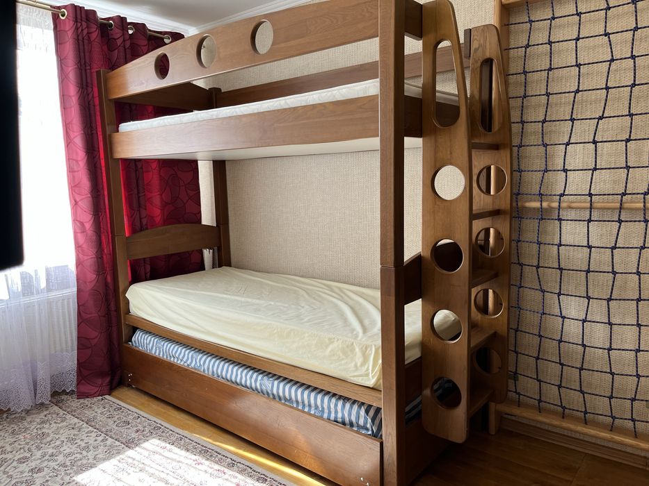 ТЕРМІНОВО продам двоярусне ліжко з дуба,яке має додаткове третє сп. л.