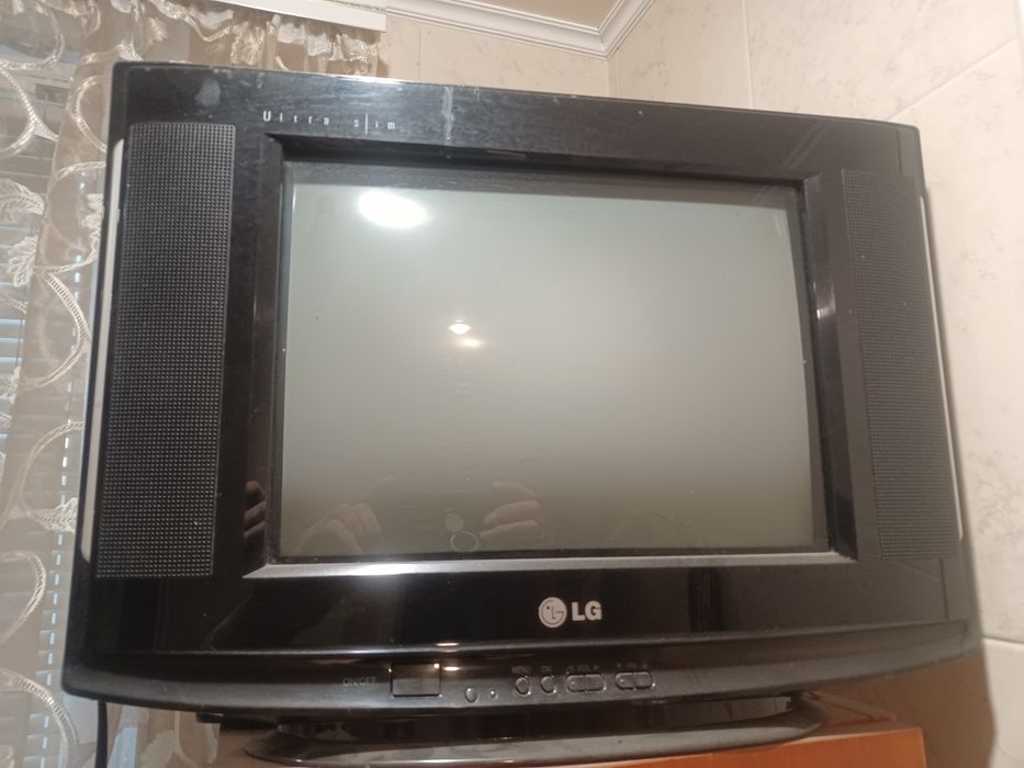 Телевизор цветной LG  компактный маленький экран для кухни самый раз