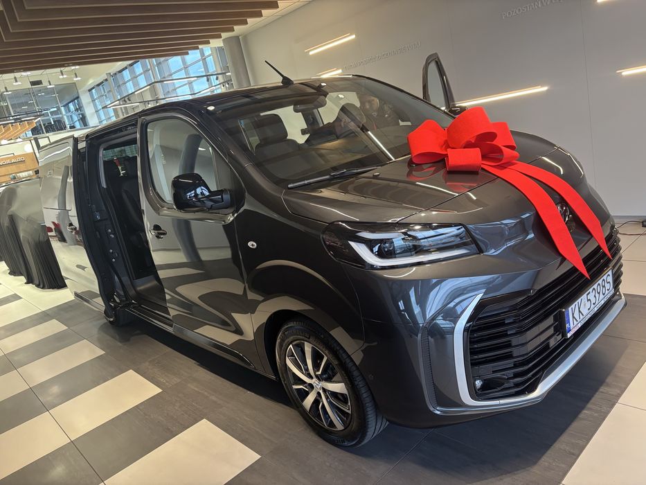 Wynajem busa 8 osobowego Toyota Proace Verso 2025