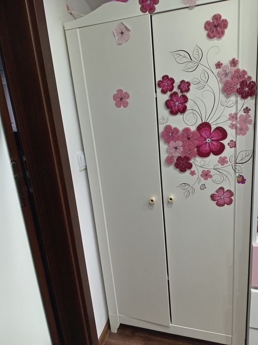 Szafa z drążkiem i półkami