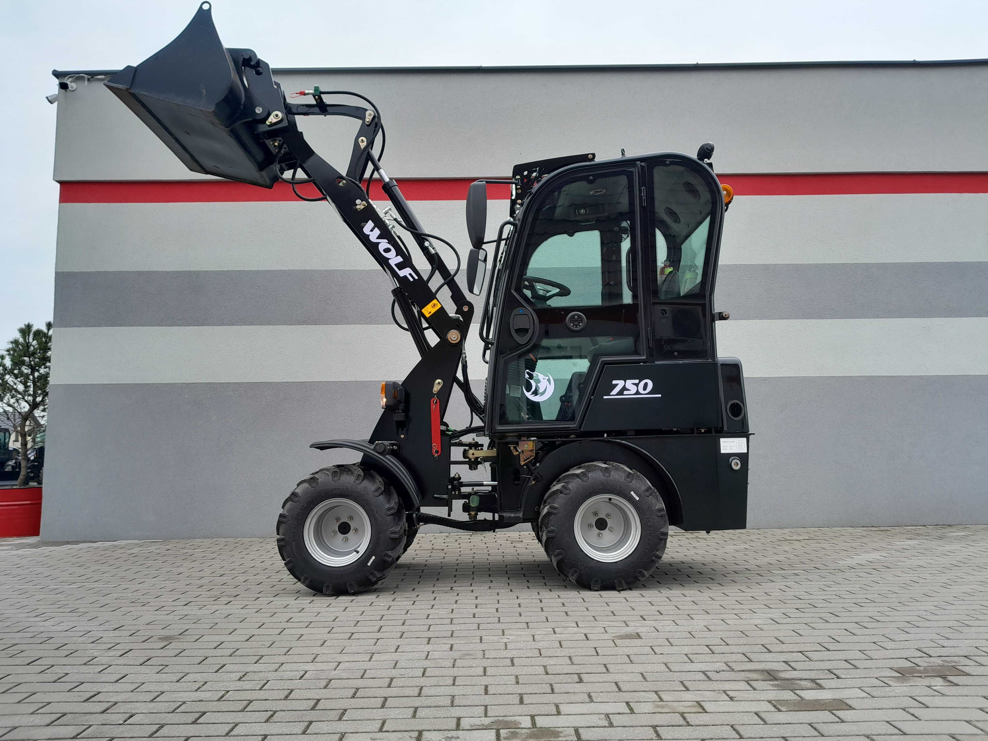 Ładowarka przegubowa WOLF MINI 750 [Silnik PERKINS] z kabiną 2025