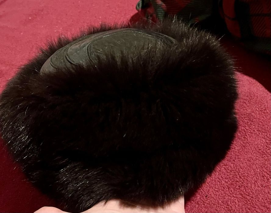 Czarna czapka z lisa