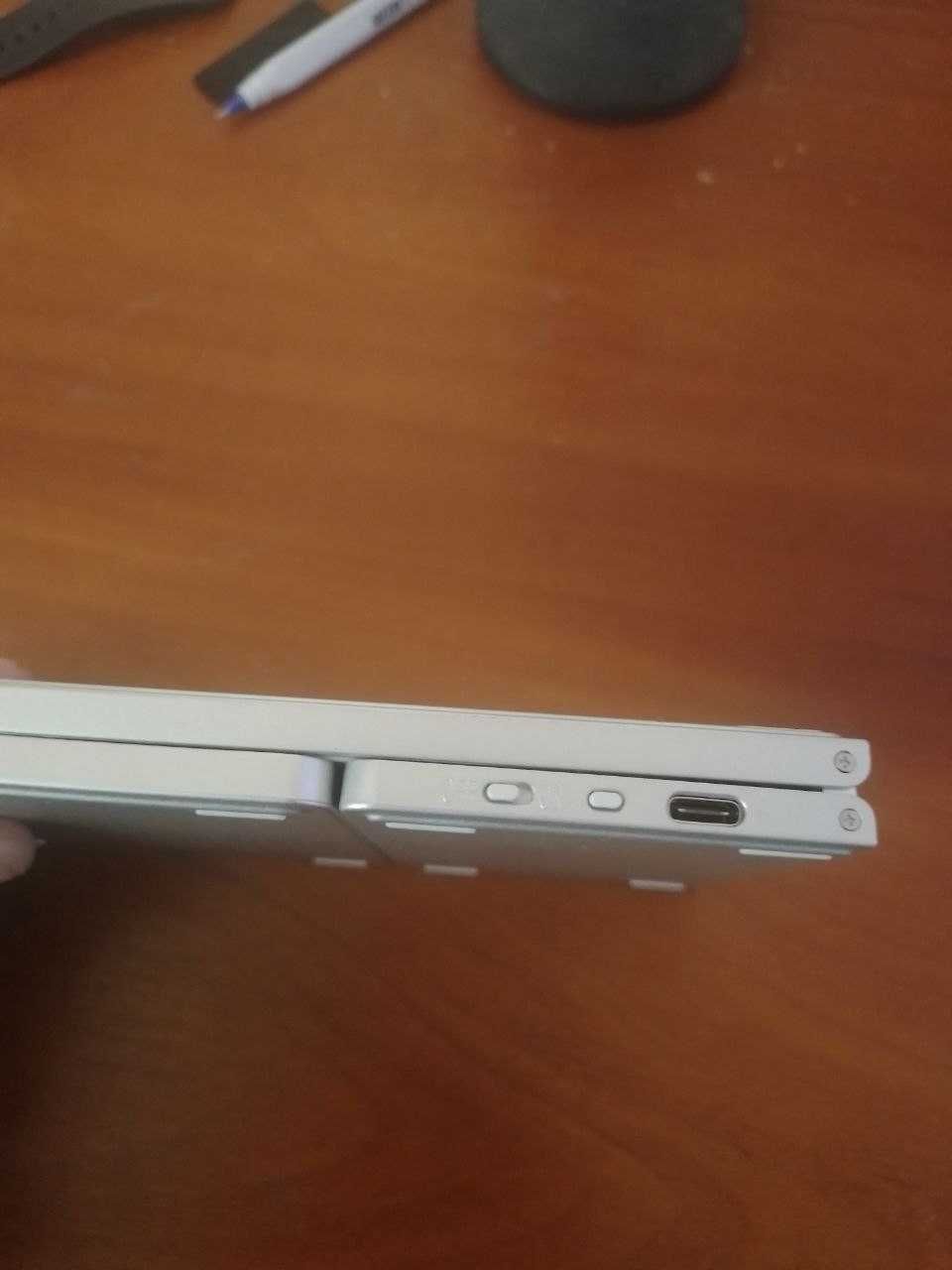 складна BLUETOOTH клавіатура.