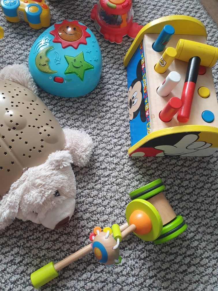 Zestaw zabawek grających, pluszaki, projektor gwiazdek-opis