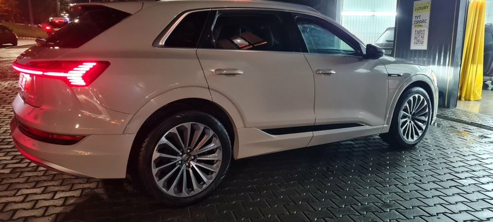 Audi E-tron 55 Quattro Prestige 4D 95kW