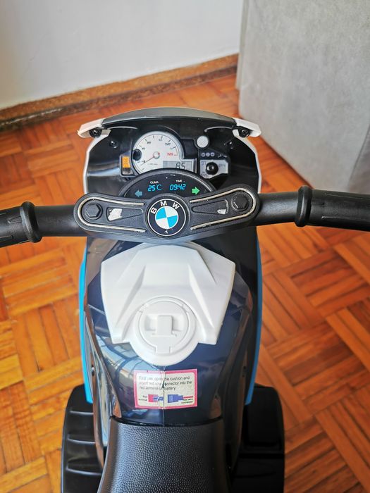 Mota BMW eléctrica com carregador