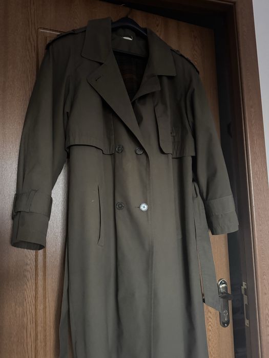 тренч (плащ) оливкового кольору, класичного крою
