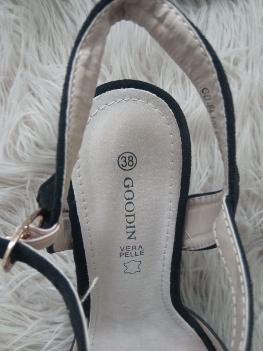 Śliczne czarne sandałki na słupku